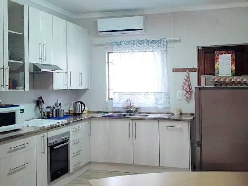 This charming semi-attached house can be yours! - Photo 4