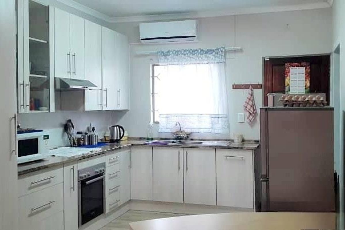 This charming semi-attached house can be yours! - Photo 4