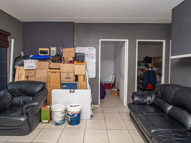 Charming 2-Bedroom Apartment in Secure Complex - Photo 8