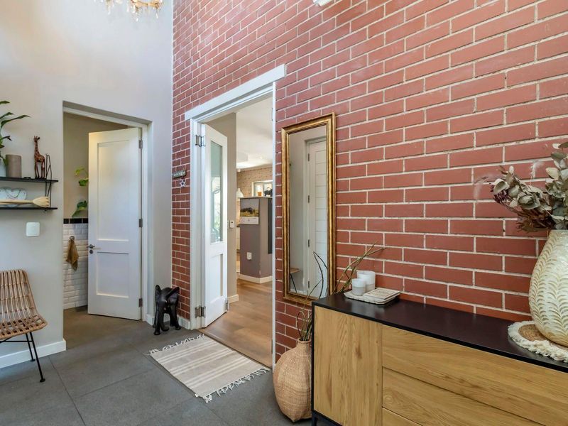 Classic modern day living in waterfall country estate - Photo 4