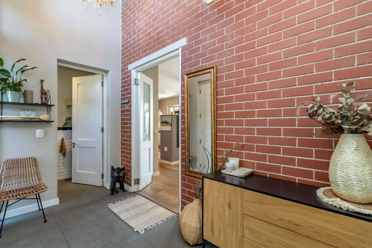 Classic modern day living in waterfall country estate - Photo 4