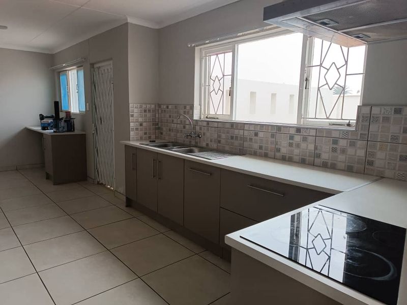 Newly Renovated Family Home - Photo 3