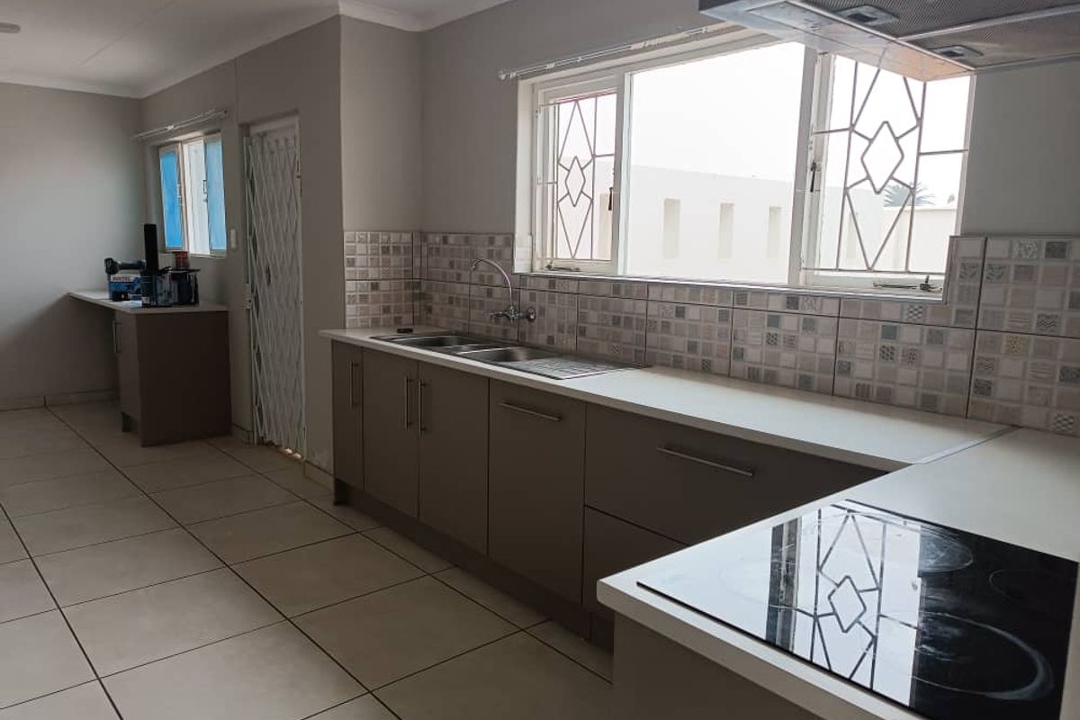 Newly Renovated Family Home - Photo 3