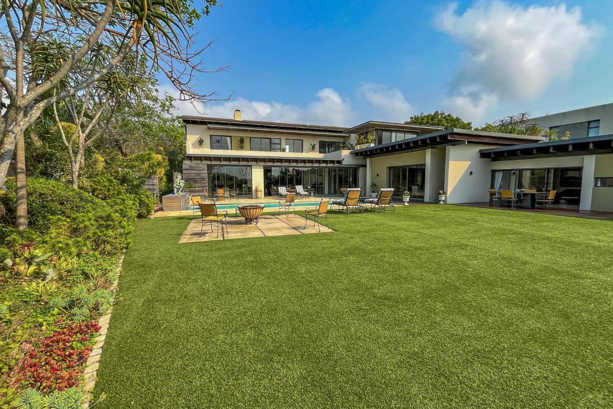 The epitome of grandeur is expressed in this opulent Hawaan Forest Estate mansion! - Photo 2