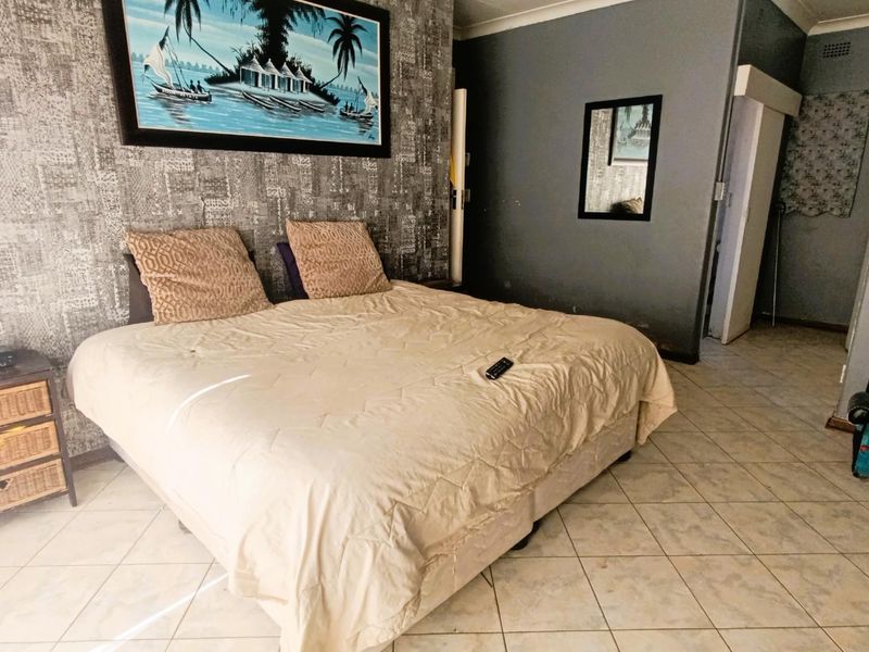 Spacious Suburban Gem:3-Bedroom Retreat with Pool and 3 Living Areas - Photo 9