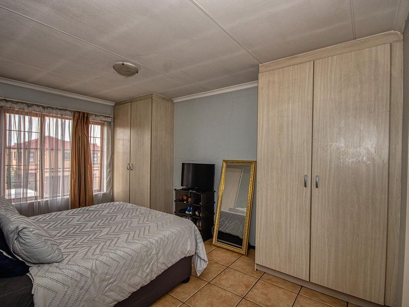 3 Bedroom Meyersig duplex for sale! - Photo 9