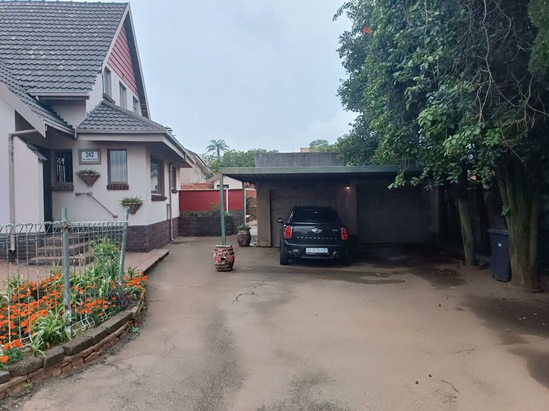 🔥 TWO HOMES IN ONE! Luxury 5-Bedroom Family Estate with Flatlet, Pool & Entertainment Area – Exceptional Value Near the N1 🔥 - Photo 4