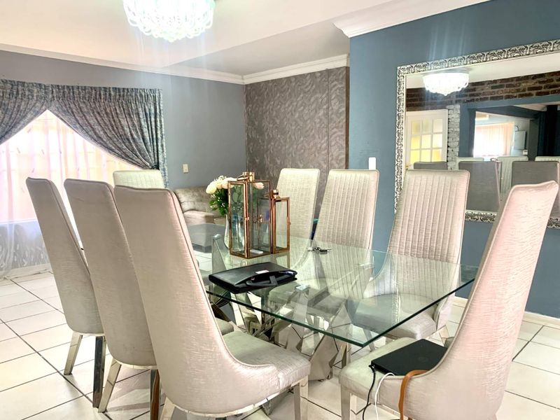 Exquisite Family Home with a Potential Flatlet in Fauna - Photo 2