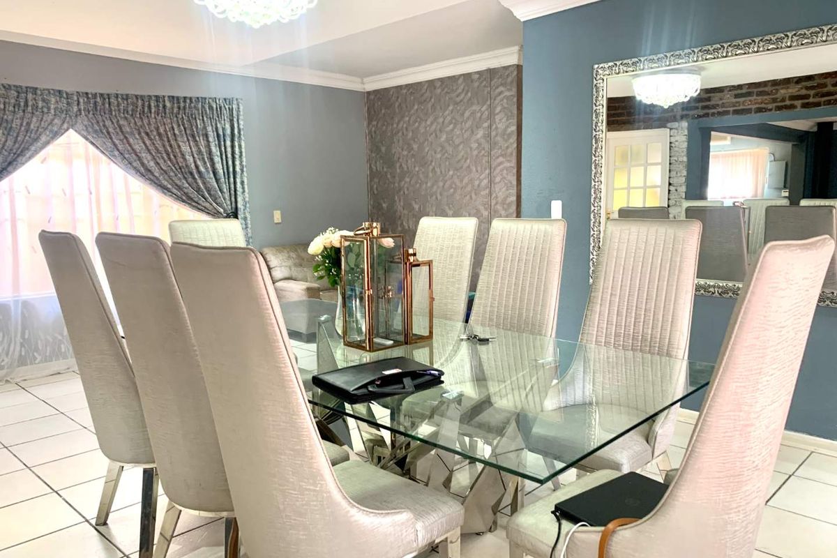 Exquisite Family Home with a Potential Flatlet in Fauna - Photo 2