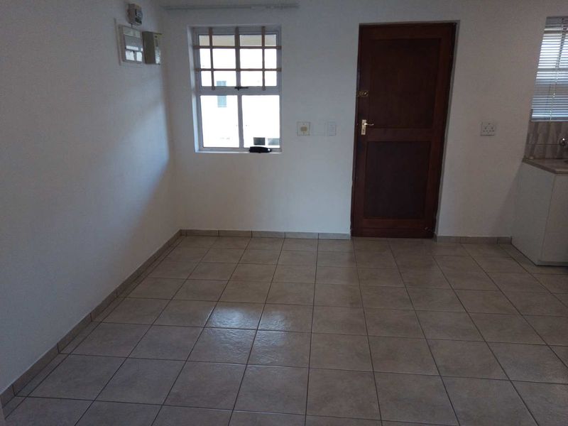 Lovely 2 Bed 1 Bath unit with open plan living area with kitchen and separate bathroom - Photo 10