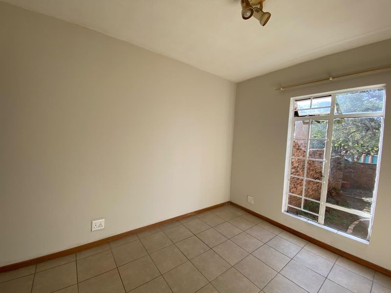 Charming 2-Bedroom Townhouse with Secure Parking & Garden - Photo 7