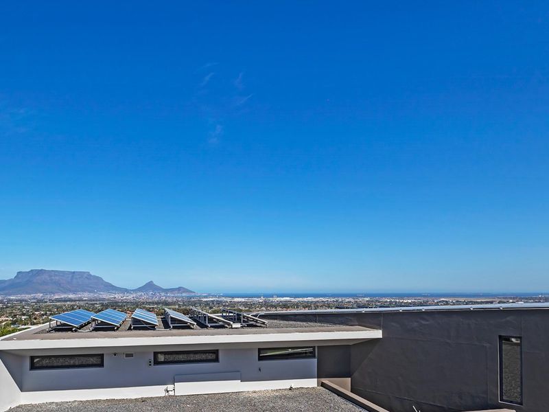 A Modern Classic Masterpiece with Unrivalled Views in Prestigious Baronetcy Estate - Photo 3