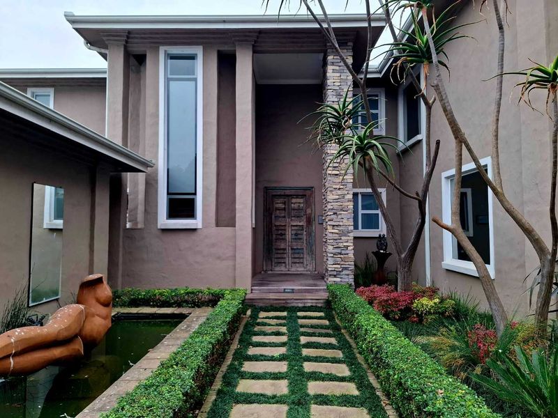 Grand Luxury Estate with 6 En-Suite Bedrooms, Private Cellar & Resort-Style Entertaining - Photo 3