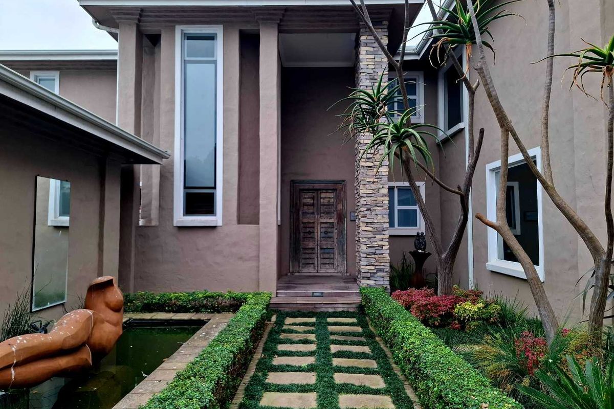Grand Luxury Estate with 6 En-Suite Bedrooms, Private Cellar & Resort-Style Entertaining - Photo 3