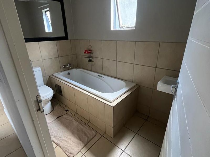 Property in South Hils - Photo 8