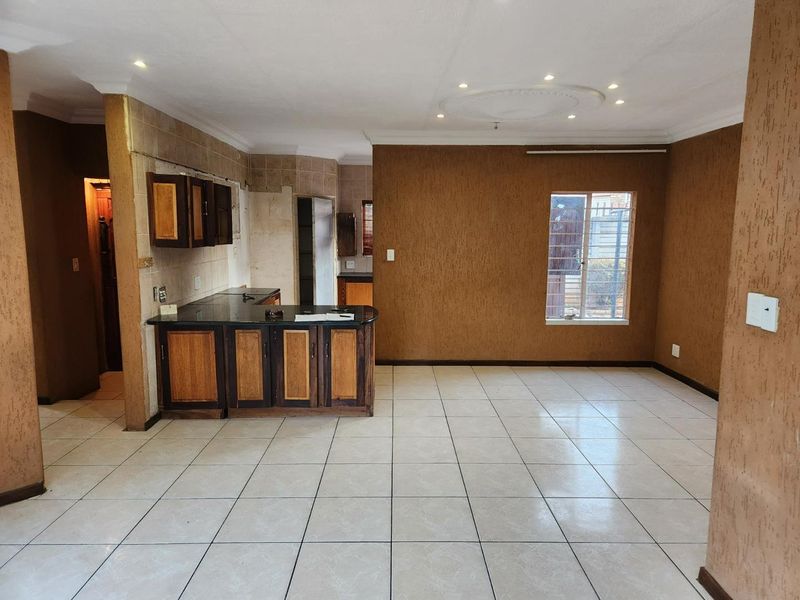 Priced to Sell - 3 Bedroom -2 Bathroom - Photo 5
