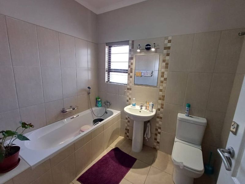 Popular townhouse complex in a sought after area - Photo 3