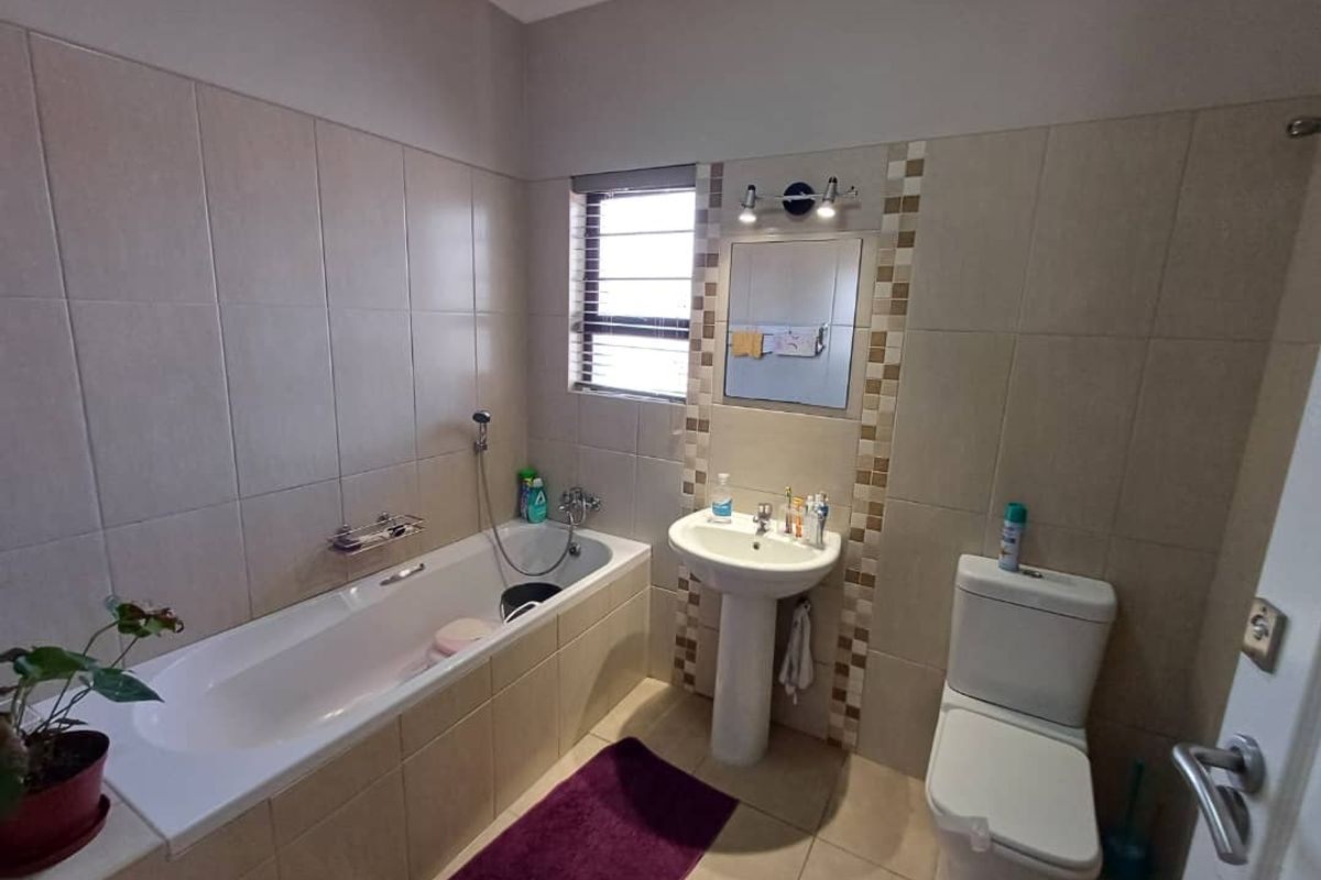 Popular townhouse complex in a sought after area - Photo 3