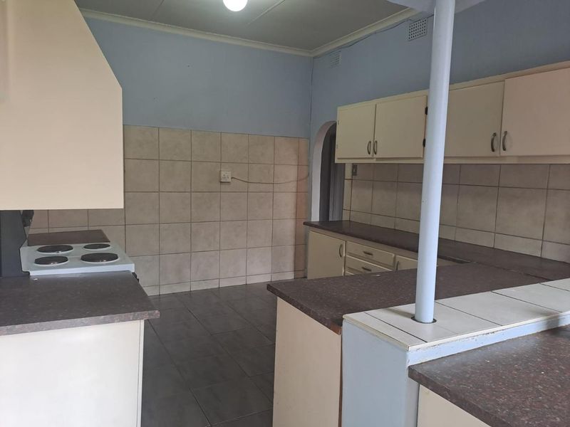 4 Bedroom House For Sale in Selection Park - Photo 10