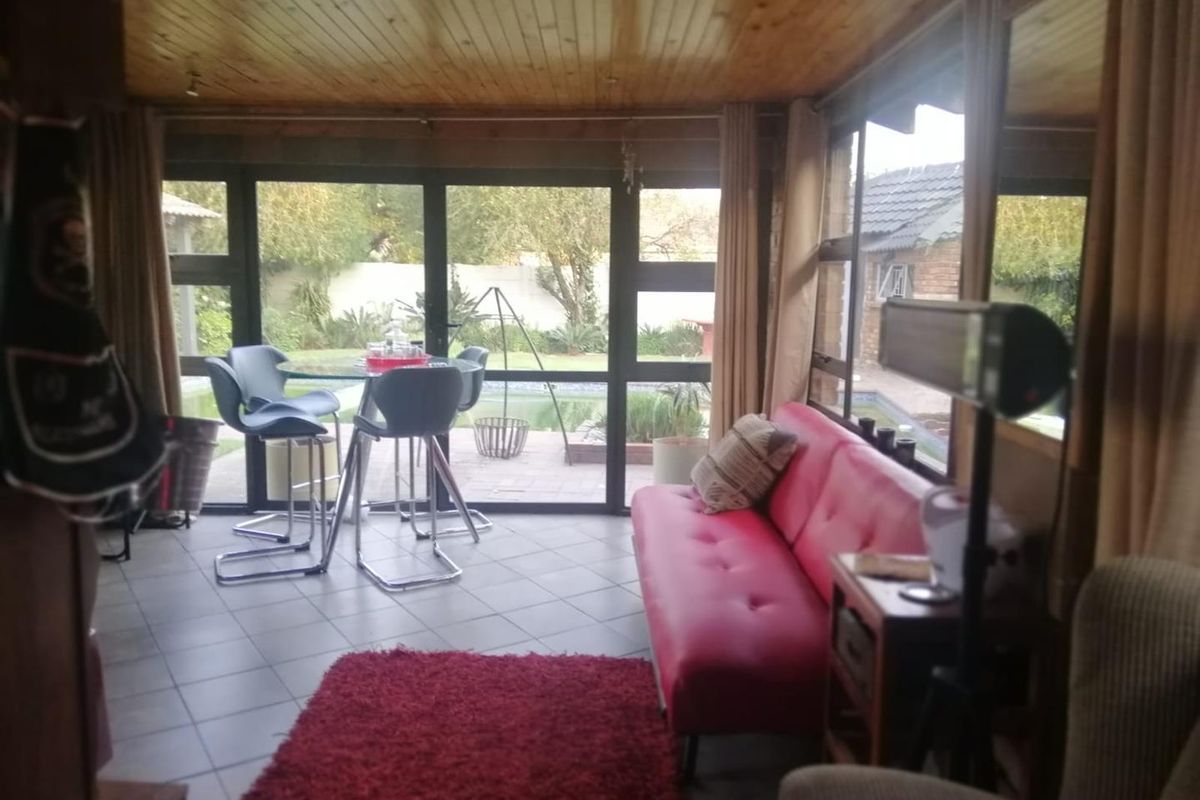 Spacious Family home with Flat for Sale - Photo 4