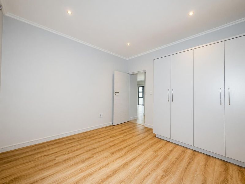 VERY PRIVATE AND MODERN 2 BEDROOM GROUND FLOOR UNIT IN BRYANSTON FOR RENT!! - Photo 6