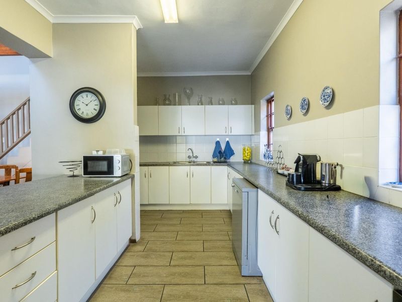 Elegant Furnished 3/4 Bedroom Home with Plunge Pool in the Heart of Franschhoek - Photo 6