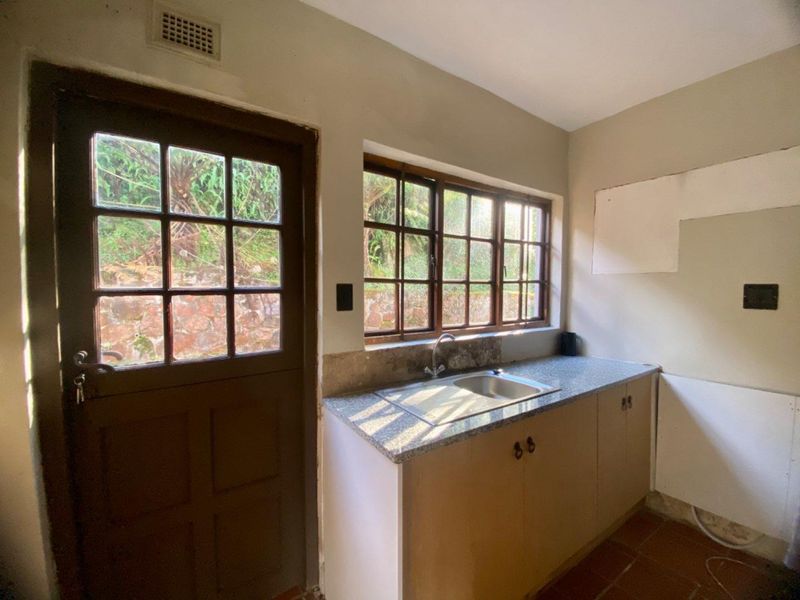 CHARMING THATCH HOME WITH LOFT & PET-FRIENDLY GARDEN! - Photo 5