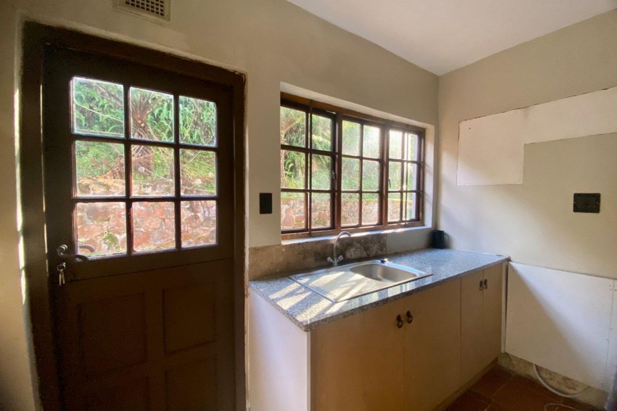 CHARMING THATCH HOME WITH LOFT & PET-FRIENDLY GARDEN! - Photo 5