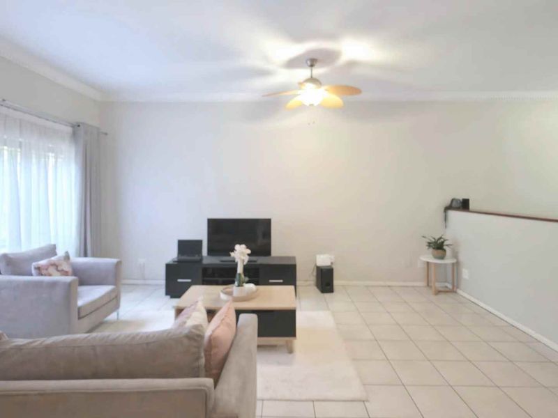 Perfect Location, Perfect space – 3 Bedroom Sandton Townhouse with Private Garden - Photo 2