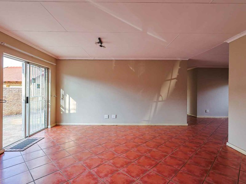 Spacious 2 Bedroom Townhouse with Large Private Garden in Faerie Glen - Photo 8