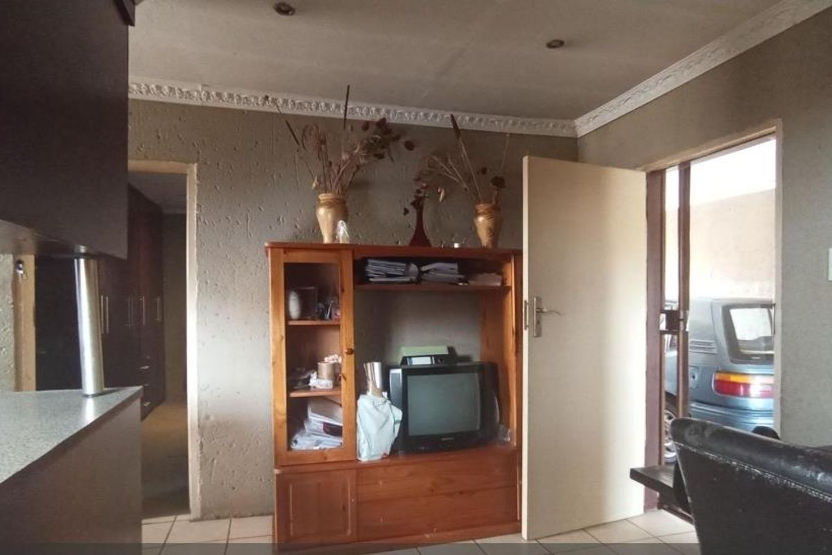 Stunning Home In Clayville Ext 27 - Photo 4
