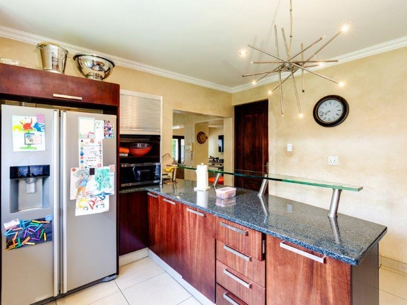 EXCLUSIVE TO THE MARKET | PRESTIGIOUS KYALAMI CREST ESTATE  Luxury 4-Bedroom, 3-Bathroom Double-Storey Residence | Available Immediately!! - Photo 8