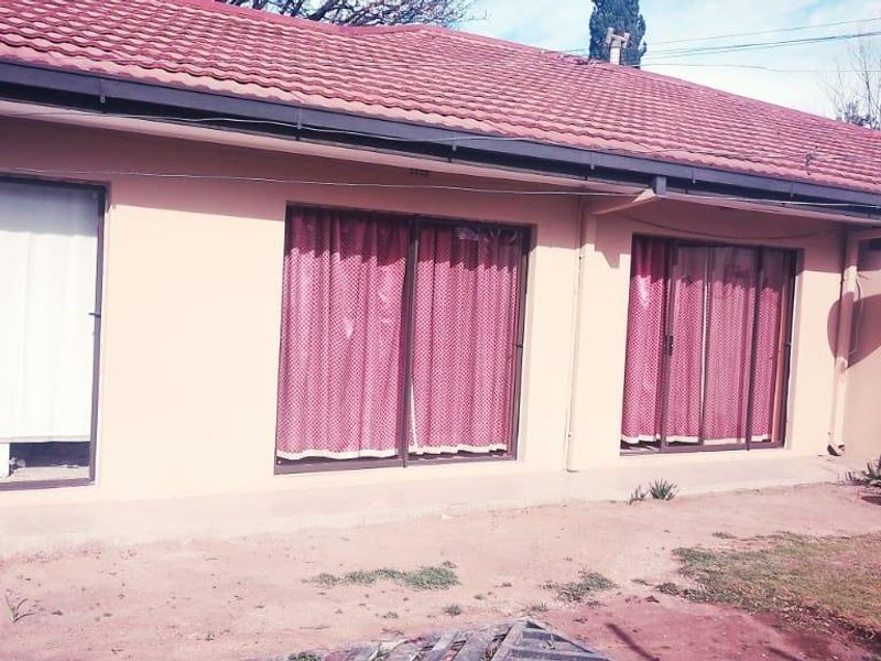 GUESTHOUSE PERFECT AREA.AFFORDABLE PRICE,GREAT INVESTMENT.GOOD PROVIT.CONSIDERABLE INCOME - Photo 2