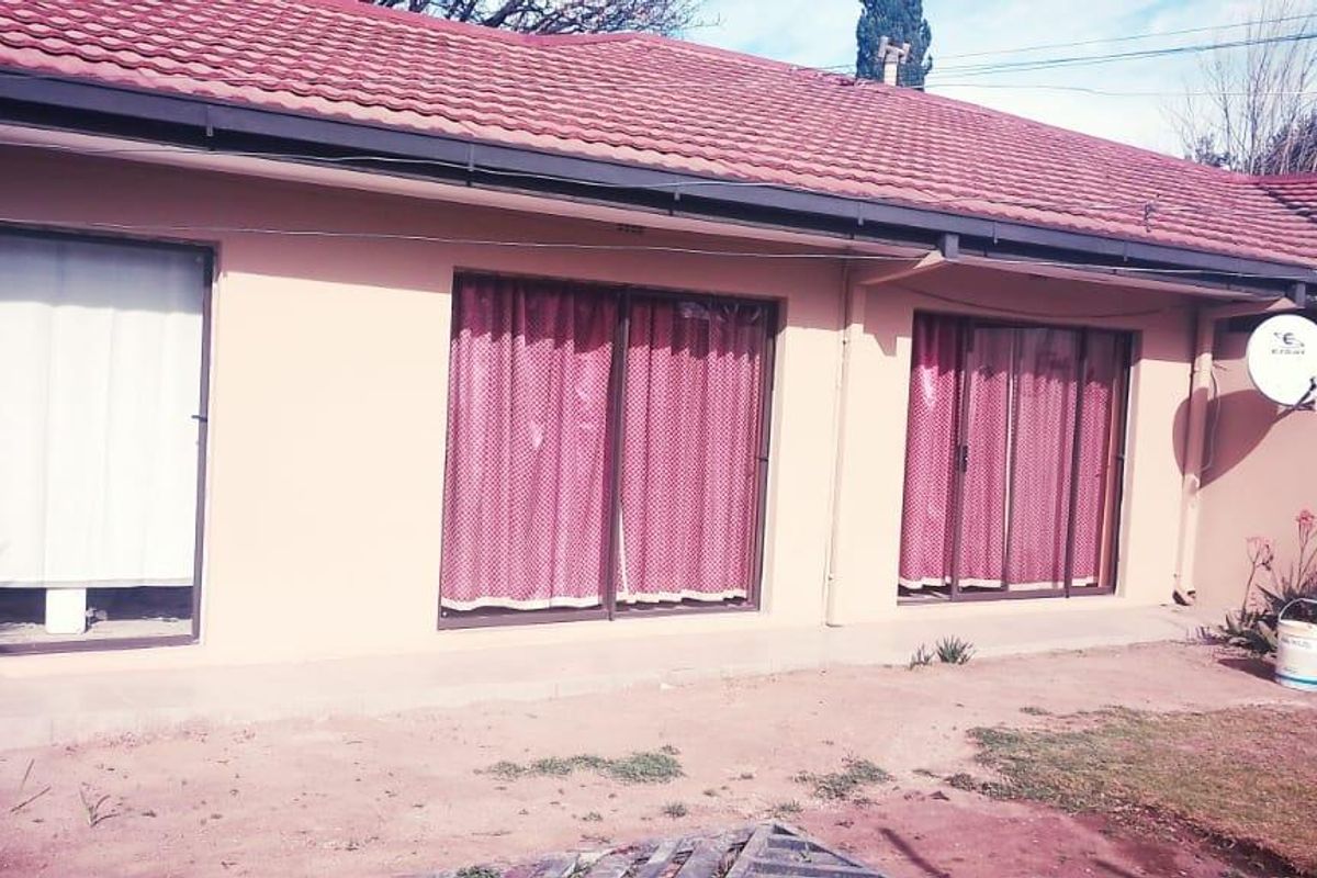 GUESTHOUSE PERFECT AREA.AFFORDABLE PRICE,GREAT INVESTMENT.GOOD PROVIT.CONSIDERABLE INCOME - Photo 2