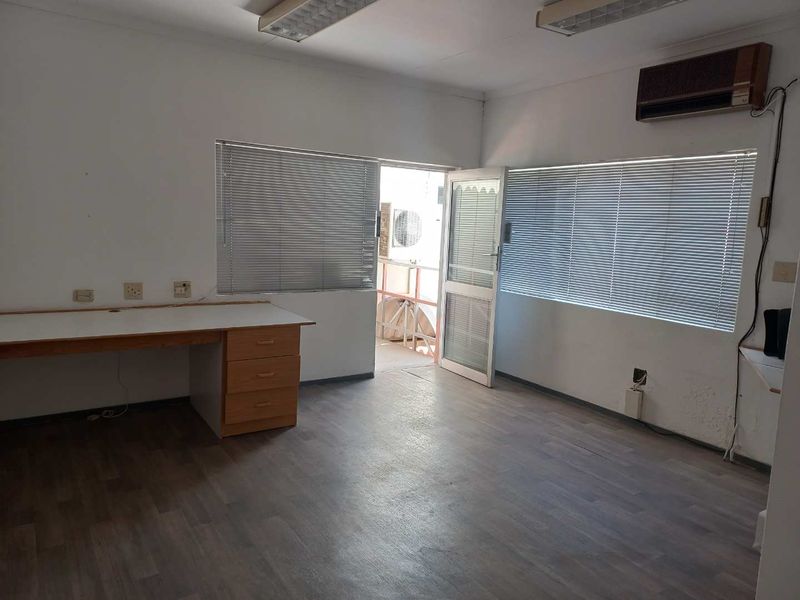 Very neat office space in a very popular building and excellent location - Photo 2