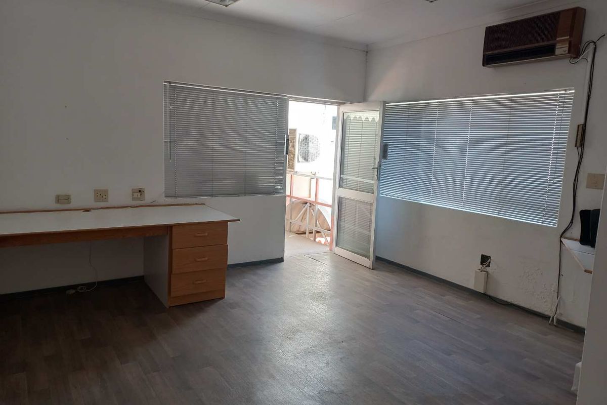 Very neat office space in a very popular building and excellent location - Photo 2