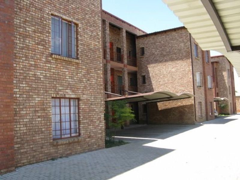 2 BEDROOM FLAT TO RENT IN CAPITAL PARK - Photo 3