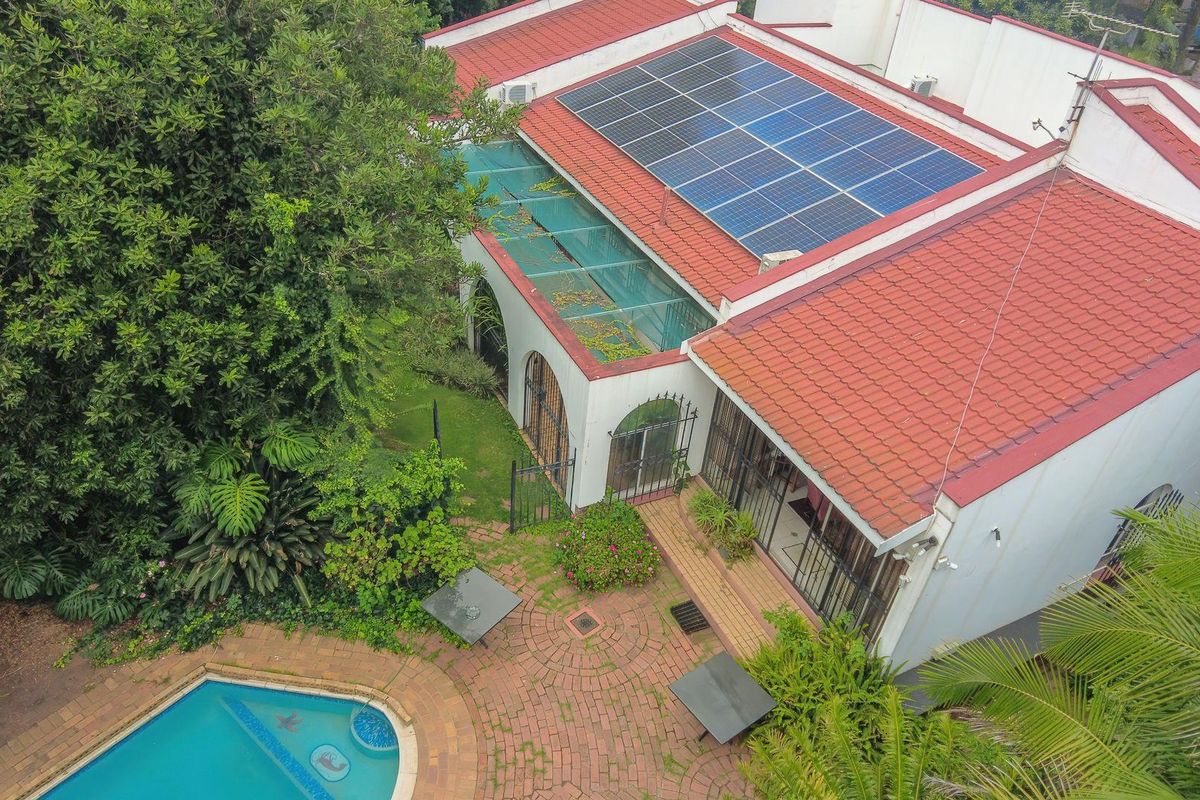 Spacious 9 Bedroom House (Guest House) in Muckleneuk - Photo 2