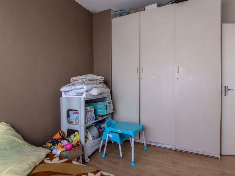 **Charming 2-Bedroom Ground Floor Apartment for Sale in Mondeor** - Photo 10