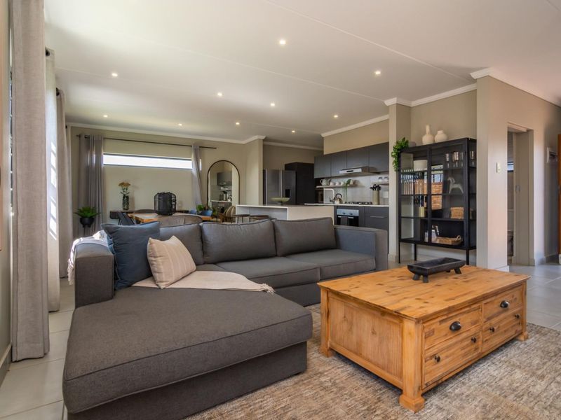 Stunning 148 m2 4-Bedroom Home in Lion Pride Lifestyle Estate - Photo 6