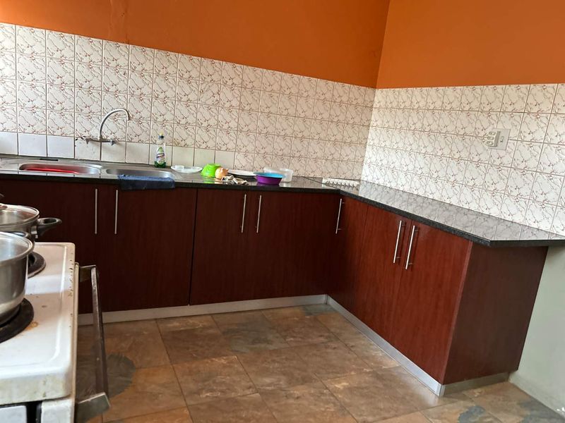 Your Dream Home Awaits in Soweto's Luxury Hill! - Photo 3