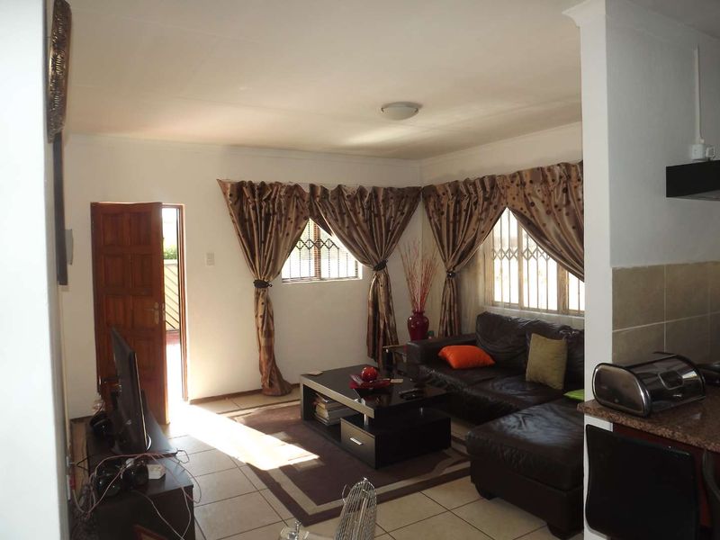 **Charming 3-Bedroom Freestanding Townhouse for Rent** - Photo 6