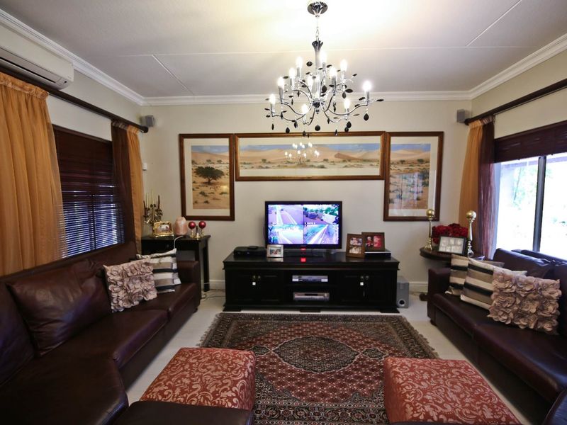 4 bedrooms House in KLEIN WINDHOEK - Photo 8