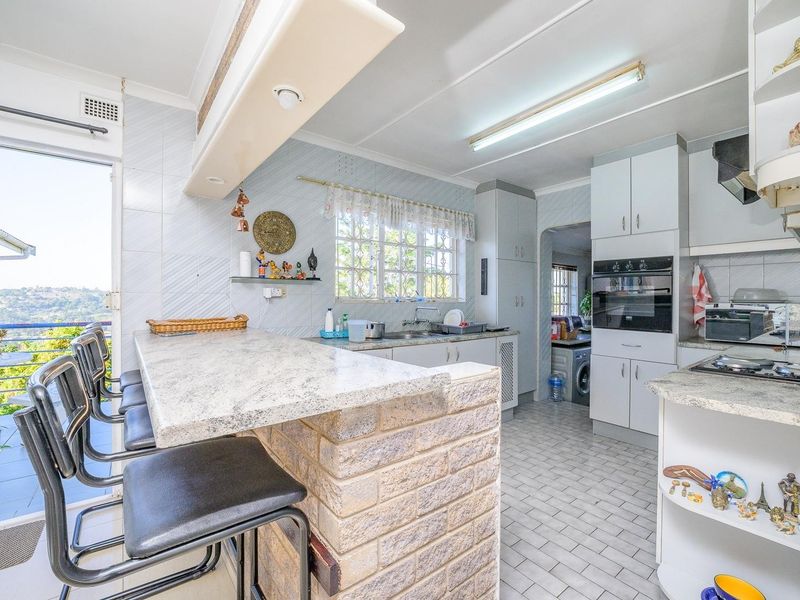 Spacious &amp; Secure Family Home in Shallcross with a View! - Photo 10