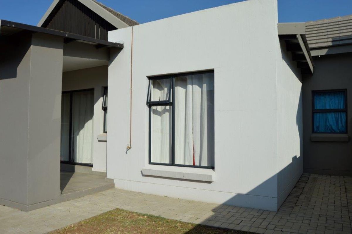 A Story of Home at De La Casa - Photo 4