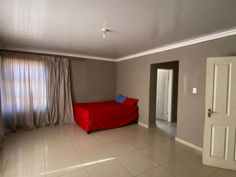 Spacious 3-Bed Home with Double Garage in Empumelweni - Photo 10