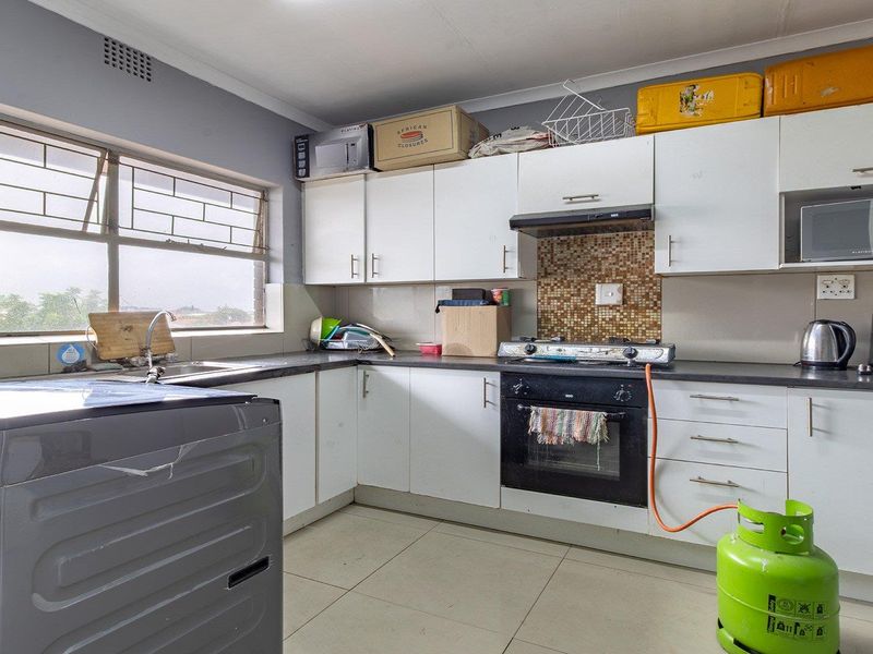 Spacious 2-bedroom apartment in the heart of Parow Valley, - Photo 6