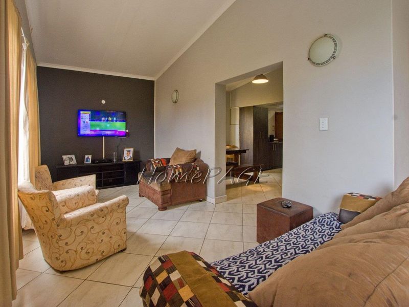 Narraville, Walvis Bay:  3 Bedroom house with flat for sale - Photo 6