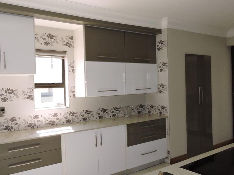 Modern 5 - Bedroom Home with 2 Flatlets in Savannah Country Estate - Photo 10