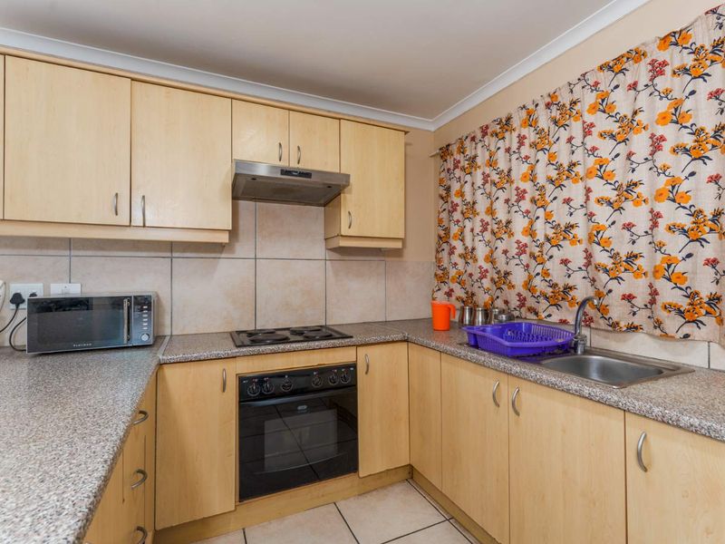 Charming One bed Apartment in the Heart of Wynberg Village - Photo 4